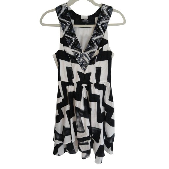 \BEBE Black and White Ruffled bottom, with Beaded V - Picture 1 of 4
